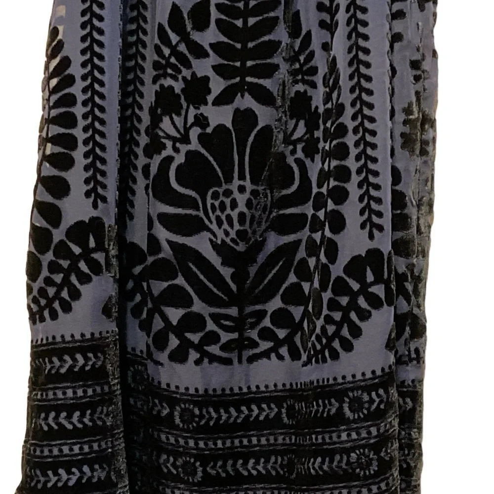 Navy blue and Black Velvet Max Studio Sleeveless Blouse.
BIN #1 - Picture 3 of 5